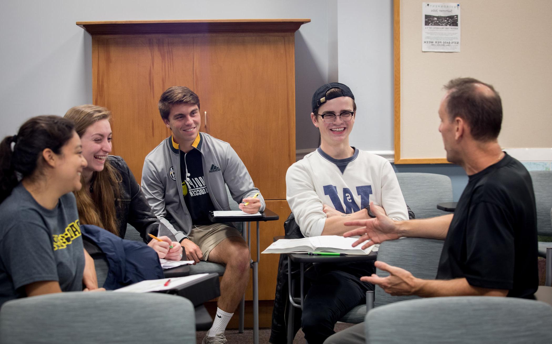 Economics professor Jeff Heinfeldt leads group discussion.