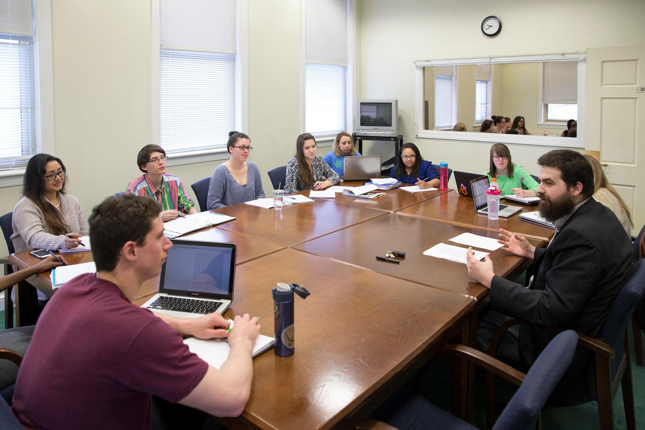 Professor Vincent Vecera holds class discussion.